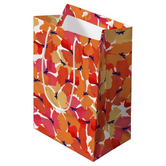 Sac Cadeau Moyen Motif de pavots en rose orange et jaune sur blanc (Devant Angle)