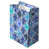 Sac Cadeau Moyen Motif en carrelage marocain peint en bleu (Devant Angle)