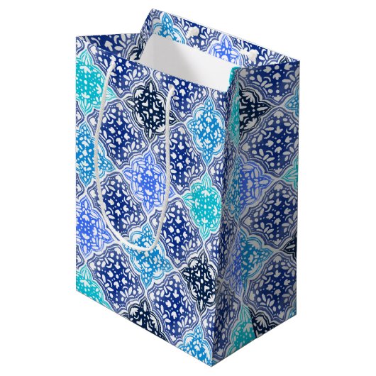 Sac Cadeau Moyen Motif en carrelage marocain peint en bleu (Devant Angle)
