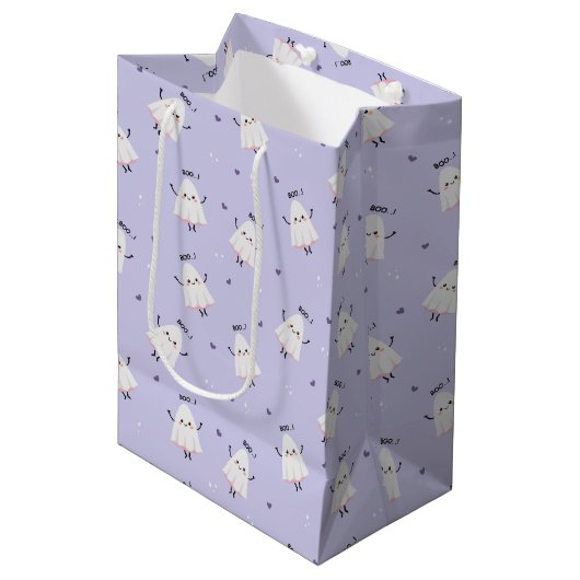 Sac Cadeau Moyen Motif Ghost mignon avec "Boo !" Texte sur Lavender (Devant Angle)