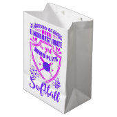 Sac Cadeau Moyen Never Underestimate A Girl Who Plays Softball   (Devant Angle)