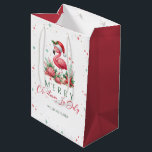 Sac Cadeau Moyen Noël en Flamant rose juillet<br><div class="desc">Envisagez une scène charmante où un délicieux flamant rose, orné d'un chapeau de Père Noël festif, pose gracieusement à côté d'un éventail d'étoiles de mer, de coquillages et de coraux. L'ensemble est baigné d'harmonieuses nuances de vert et de rose, ce qui en fait le motif parfait pour une fête de...</div>