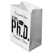Sac Cadeau Moyen Nom personnalisé & année Ph.D. (Dos Angle)