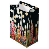 Sac Cadeau Moyen Nombreuses Bougies D'Anniversaire Sur Gâteau (Devant Angle)