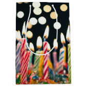 Sac Cadeau Moyen Nombreuses Bougies D'Anniversaire Sur Gâteau (Devant)