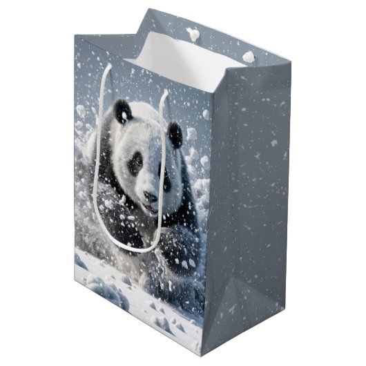 Sac Cadeau Moyen Ours Panda Anniversaire Dans Les Snowflakes (Devant Angle)