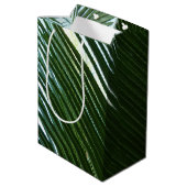 Sac Cadeau Moyen Overlapping Palm Fronds Tropical Green Abstract (Dos Angle)