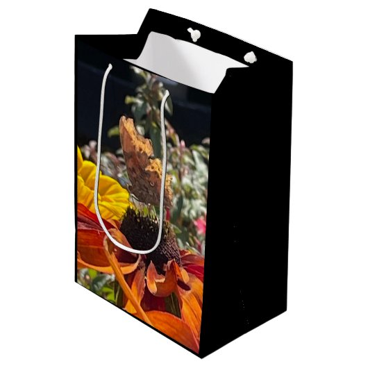 Sac Cadeau Moyen Papillon Comma sur une fleur de Rudbeckia (Devant Angle)