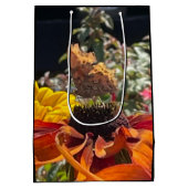 Sac Cadeau Moyen Papillon Comma sur une fleur de Rudbeckia (Dos)
