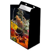 Sac Cadeau Moyen Papillon Comma sur une fleur de Rudbeckia (Dos Angle)