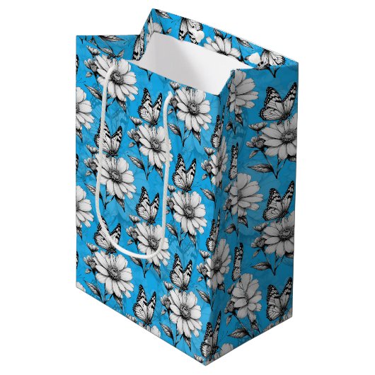 Sac Cadeau Moyen Papillon sur Motif de fleurs Design bleu (Devant Angle)