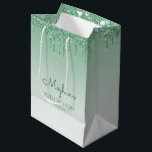 Sac Cadeau Moyen Parties scintillant 30th Birthday Green<br><div class="desc">Ce chic sac cadeau de fête de 30e anniversaire est doté d'une bordure brillante verte fausse parties scintillant et vert ombre arrière - plan. Personnalisez-le avec son nom en écriture manuscrite,  ainsi que son anniversaire et la date ci-dessous.</div>