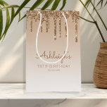 Sac Cadeau Moyen Parties scintillant Drip 18th Birthday Gold<br><div class="desc">Ce chic sac cadeau de 18e anniversaire comporte une bordure brillante en or faux goutte de parties scintillant et arrière - plan en or sombre. Personnalisez-le avec son nom en écriture manuscrite,  ainsi que son anniversaire et la date ci-dessous.</div>