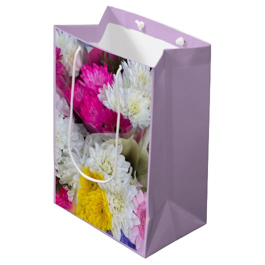 Sac Cadeau Moyen Pastel Floral Rose, Jaune & Blanc Chrysanthème (Devant Angle)