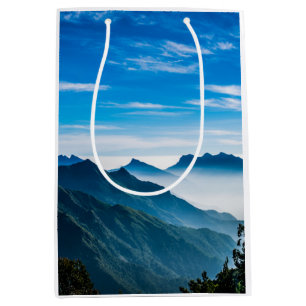 Sac Cadeau Moyen Paysage de montagnes matinales dans la brume