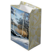 Sac Cadeau Moyen Paysage hivernal, scène enneigée. (Devant Angle)