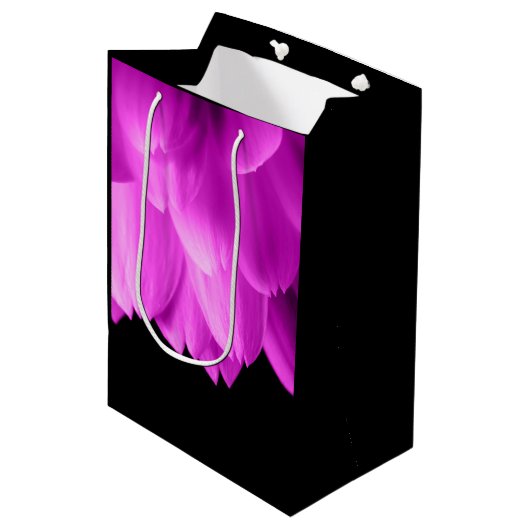 Sac Cadeau Moyen Pétales de fleurs roses chaudes sur noir (Devant Angle)