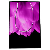 Sac Cadeau Moyen Pétales de fleurs roses chaudes sur noir (Devant)