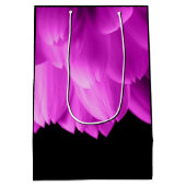 Sac Cadeau Moyen Pétales de fleurs roses chaudes sur noir (Dos)