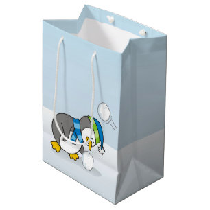 Sac Cadeau Moyen Petit manchot obtenant une boule de neige