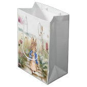 Sac Cadeau Moyen Pierre le lapin avec champ de fleurs sauvages (Devant Angle)