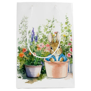 Sac Cadeau Moyen Pierre le lapin en pot plante dans son jardin