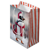 Sac Cadeau Moyen Pingouin de Noël avec Écharpe rouge (Devant Angle)