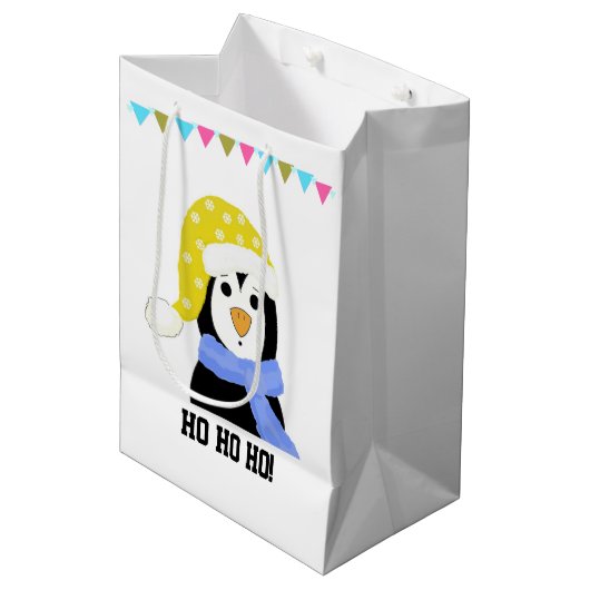 Sac Cadeau Moyen Pingouin en Casquette de vacances et Écharpe (Devant Angle)