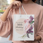 Sac Cadeau Moyen Pink Parrot Boho Tropical 50th Birthday Party<br><div class="desc">Ajoutez une touche personnelle mémorable à une célébration du 50e anniversaire avec ce sac cadeau personnalisé. Le thème est boho tropical floral et est fabuleux! Un cadre rond rose beige clair entoure le texte, accompagné d'un beau perroquet rose posé au sommet d'un bouquet d'éléments floraux tropicaux, dont la protéa violette...</div>