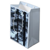 Sac Cadeau Moyen Pins blancs dans un Blizzard — (Dos Angle)