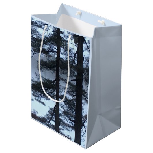 Sac Cadeau Moyen Pins blancs dans un Blizzard — (Devant Angle)