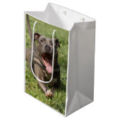 Sac Cadeau Moyen Pitbull dans l'herbe| Photo modifiable (Devant Angle)