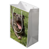 Sac Cadeau Moyen Pitbull dans l'herbe| Photo modifiable (Dos Angle)