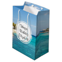 Plage tropicale pittoresque avec huttes de chaume 