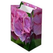 Sac Cadeau Moyen Pompée rose Hydrangea Hortensia Fleur (Devant Angle)