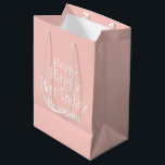 Sac Cadeau Moyen Porte-cadeau Pink Pink Medium Bag Nommé Joyeux Ann<br><div class="desc">Ajoutez simplement le nom de la personne qui vient pour l'anniversaire ! Magnifique sac cadeau d'anniversaire rose pastel Happy Happy. Parfait pour envelopper un cadeau pour elle, maman, bébé, enfant, famille ou ami. Voir notre collection pour plus de beaux produits d'emballage cadeau. Nommé Joyeux Anniversaire Pastel Pink Medium Cadeau Sac....</div>