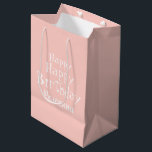 Sac Cadeau Moyen Porte-cadeau Pink Pink Medium Bag Nommé Joyeux Ann<br><div class="desc">Ajoutez simplement le nom de la personne qui vient pour l'anniversaire ! Magnifique sac cadeau d'anniversaire rose pastel Happy Happy. Parfait pour envelopper un cadeau pour elle, maman, bébé, enfant, famille ou ami. Voir notre collection pour plus de beaux produits d'emballage cadeau. Nommé Joyeux Anniversaire Pastel Pink Medium Cadeau Sac....</div>