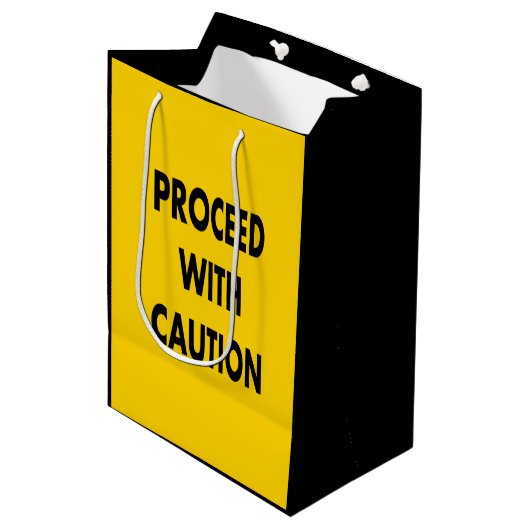 Sac Cadeau Moyen Procéder Avec Le Signal De Route Attention (Devant Angle)