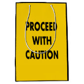 Sac Cadeau Moyen Procéder Avec Le Signal De Route Attention (Devant)