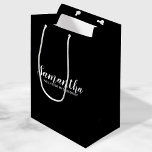 Sac Cadeau Moyen Proposition de Bridesmaid moderne<br><div class="desc">Le sac cadeau de proposition Bridesmaid moderne comporte le nom de la femme d'honneur personnalisée en blanc style de police de script moderne sur arrière - plan noir. Aussi parfait pour femme de ménage d'honneur,  fille de fleurs,  groomsman,  meilleur homme et porte-bague.</div>
