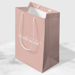 Sac Cadeau Moyen Proposition de servante d'information personnalisé<br><div class="desc">Sac cadeau de proposition de servante d'accueil moderne avec le titre "Will You Be My Bridesmaid?" en blanc sur arrière - plan rose vif. Aussi parfait pour femme de ménage d'honneur,  fille de fleurs et plus.</div>