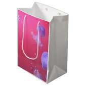 Sac Cadeau Moyen Quirky Jellyfish in the Pink Water (Devant Angle)