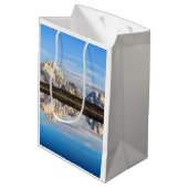 Sac Cadeau Moyen Réflexion de l'Alaska (Dos Angle)