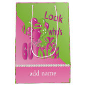 Sac Cadeau Moyen Regardez qui a 60 ans en rose - 60e anniversaire (Dos)