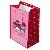 Sac Cadeau Moyen Requin de la Saint Valentin (Devant Angle)