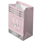Sac Cadeau Moyen Rose Pâle Élégant Rayé Argent Monogramme Script (Devant Angle)