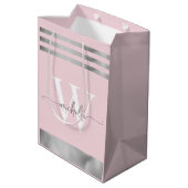 Sac Cadeau Moyen Rose Pâle Élégant Rayé Argent Monogramme Script (Dos Angle)