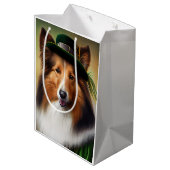 Sac Cadeau Moyen Rough Collie Chien dans la tenue de la Saint Patri (Dos Angle)