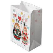 Sac Cadeau Moyen Russe Matryoshka Poupées M & Mme Personnalisé (Devant Angle)