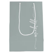 Sac Cadeau Moyen Sage Vert Élégant Nom Monogramme Script (Dos)